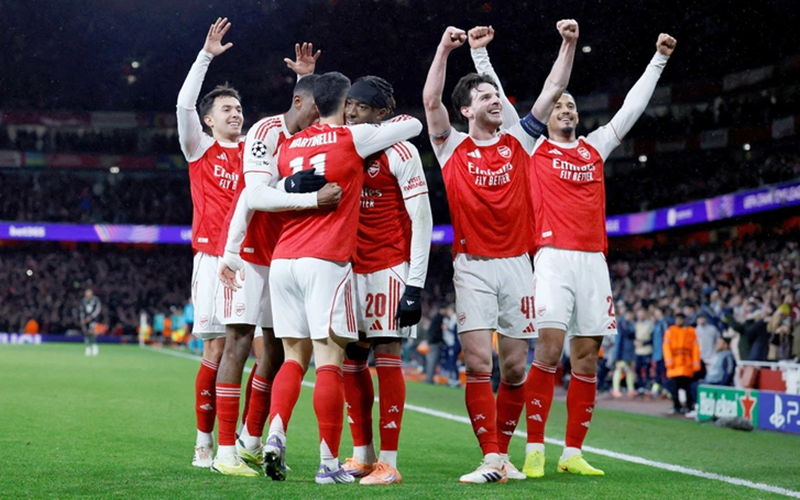 Arsenal vượt qua Chelsea và cùng tạo nên cột mốc chưa từng thấy